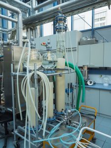 Säulen zum Aufreinigen von Wirkstoffen aus Bioreaktoren im Biotechnikum am HKI