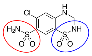 Strukturformel von Hydrochlorothiazid; rot: essentielle Sulfonamidgruppe, blau: Sulfonamidgruppe im Ring